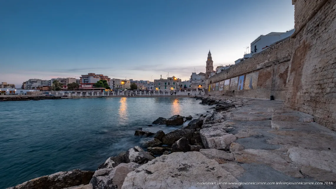 Il lungomare Santa Maria con vista sulla cala Porta Vecchia