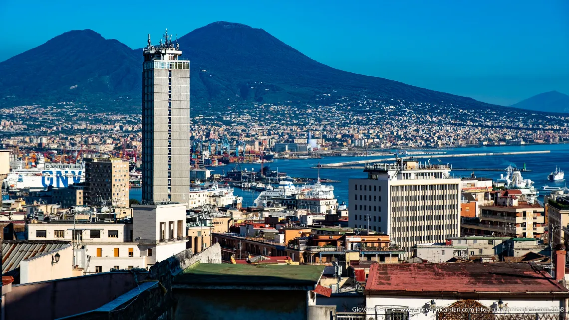Il Grattacielo Medina, il porto di Napoli ed il Vesuvio