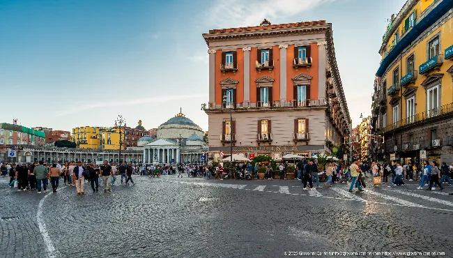 Piazza Trieste e Trento, Napoli, vista su Piazza Plebiscito