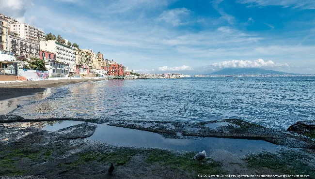 Spiaggia di Posillipo, Napoli, vista mare con Vesuvio