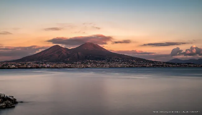 Il Vesuvio al tramonto, visto da Napoli