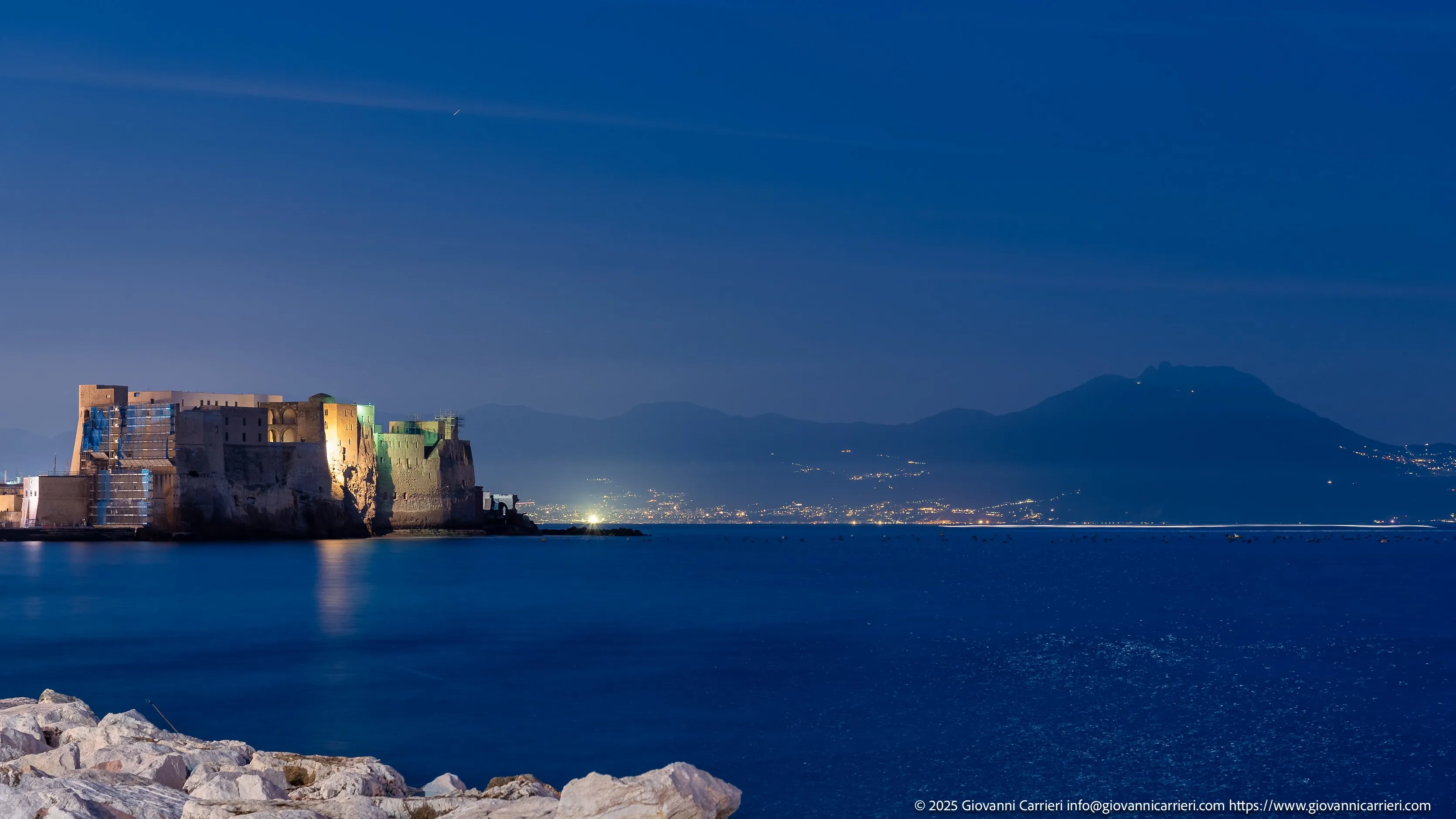 Castel dell'Ovo e Vesuvio, veduta notturna dal Golfo di Napoli