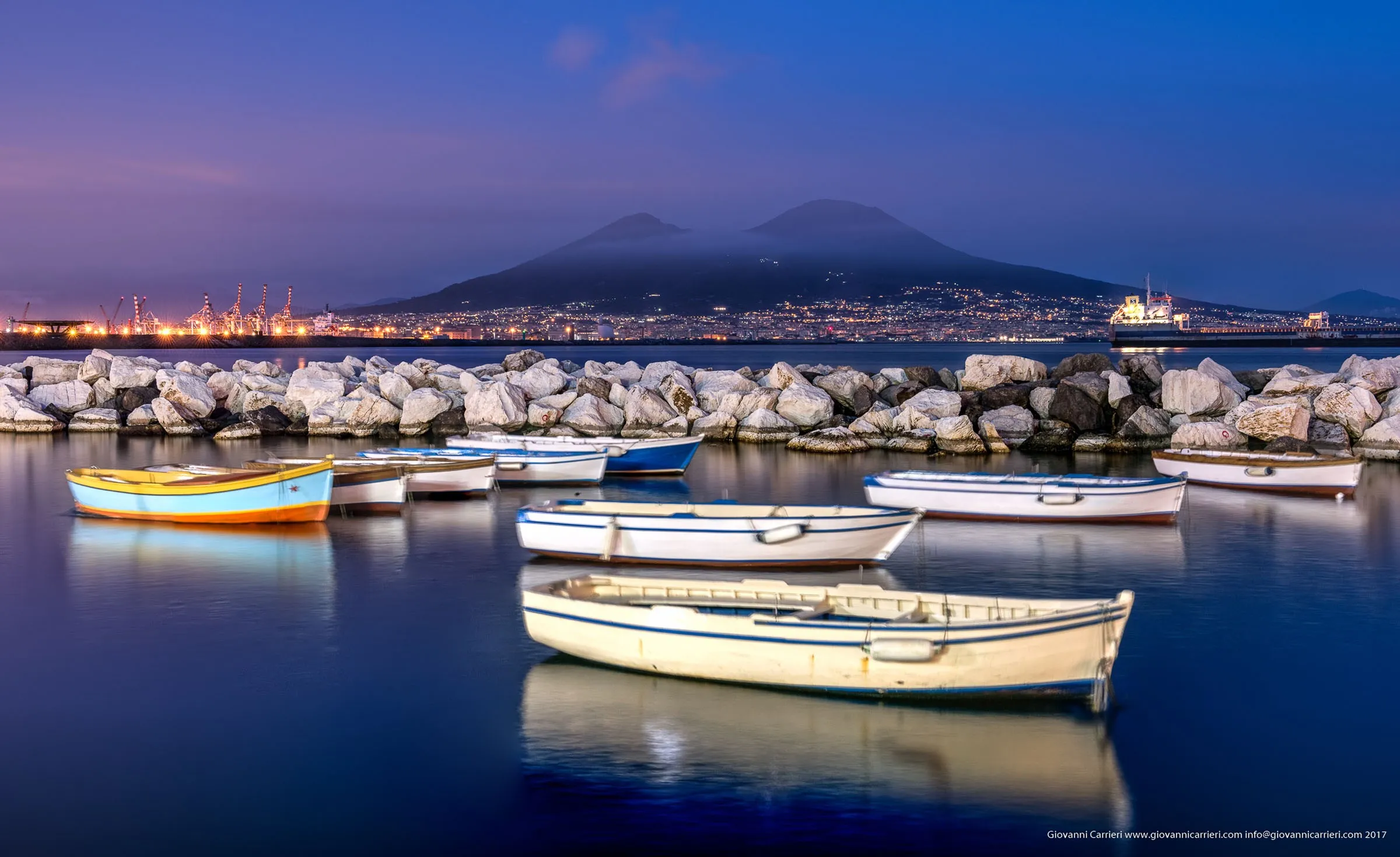 Vista notturna del Vesuvio