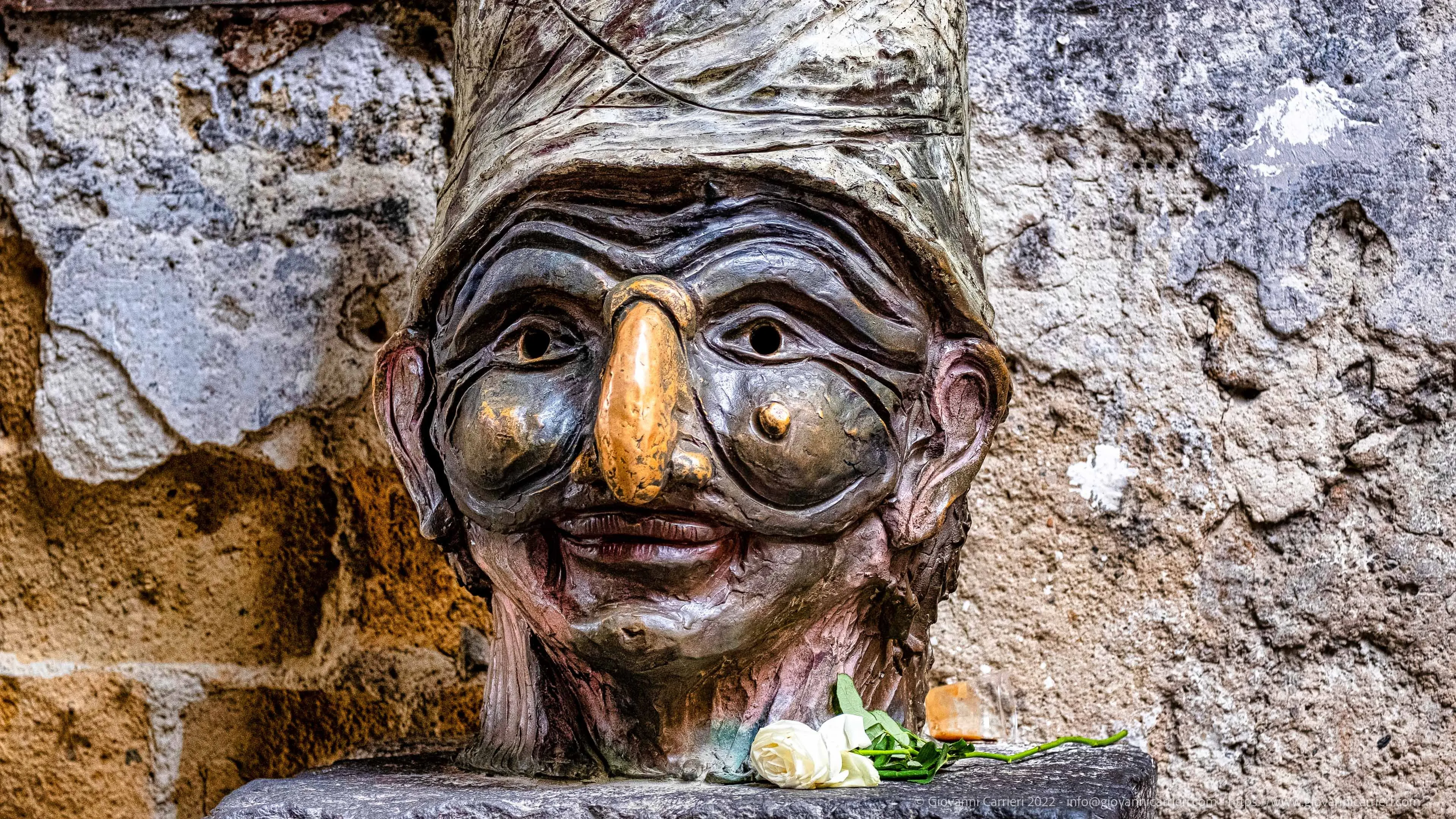 La statua di Pulcinella a Napoli