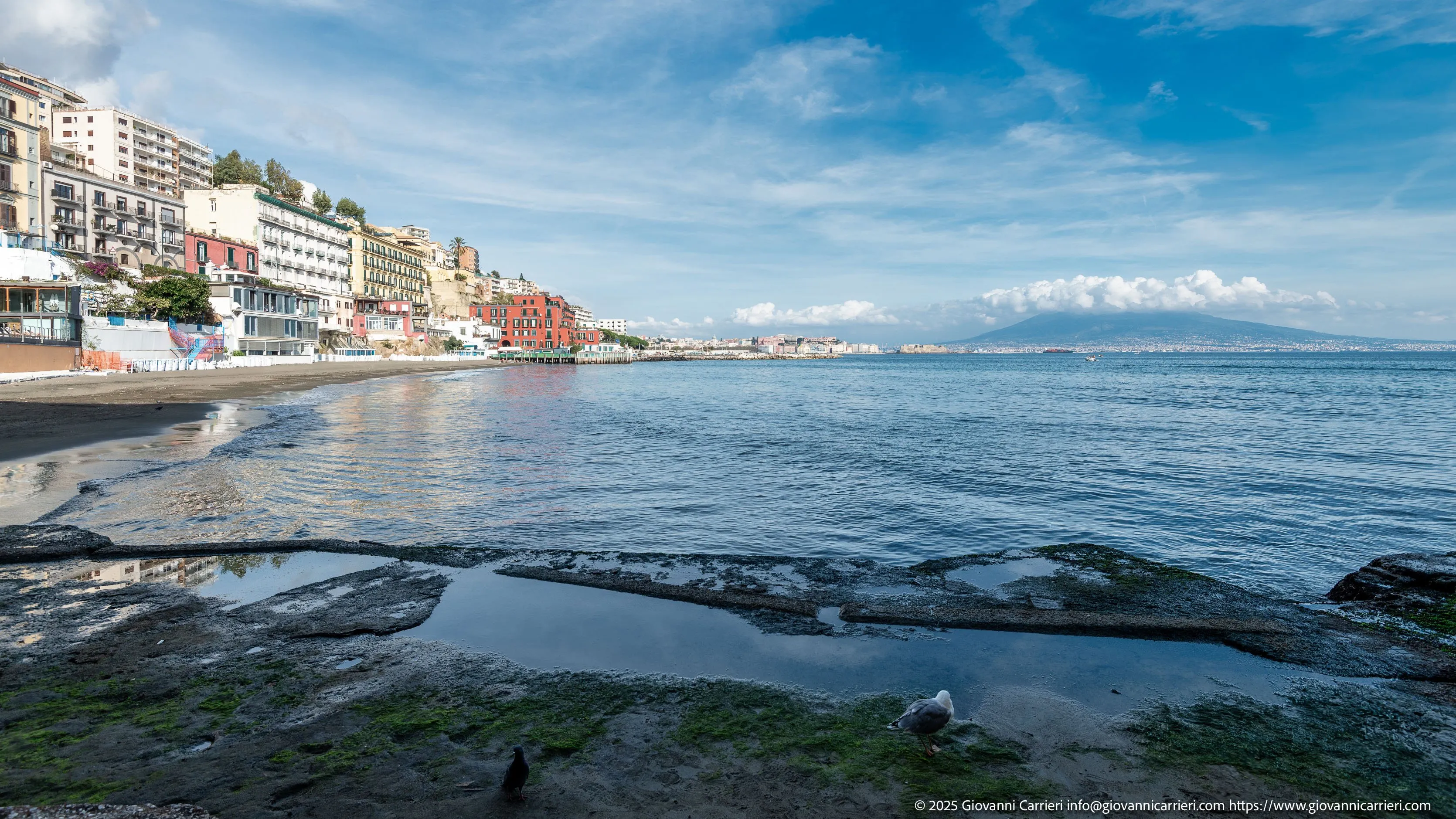 Spiaggia di Posillipo, Napoli, vista mare con Vesuvio