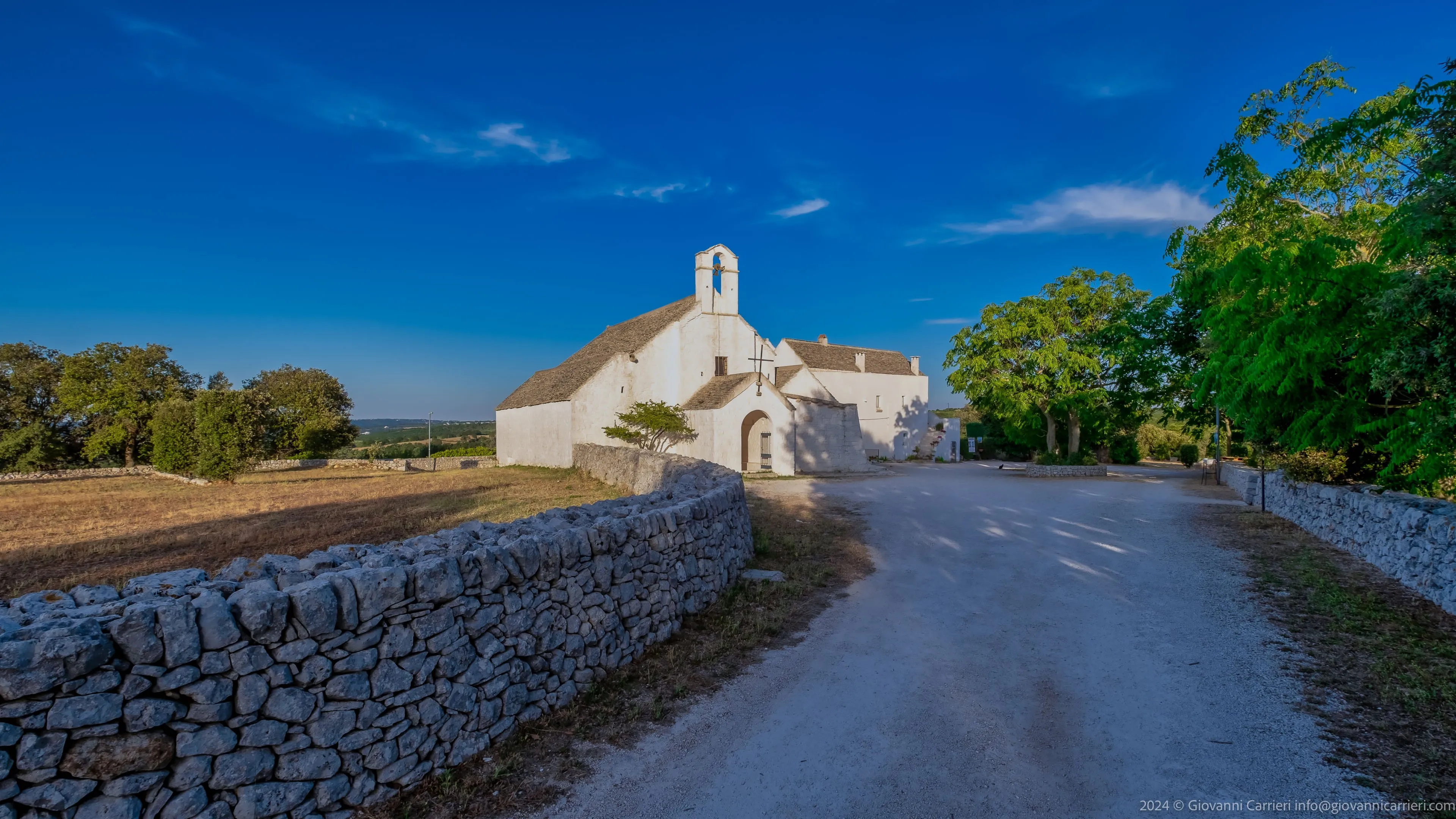 Vista esterna della chiesa di Santa Maria del Barsento