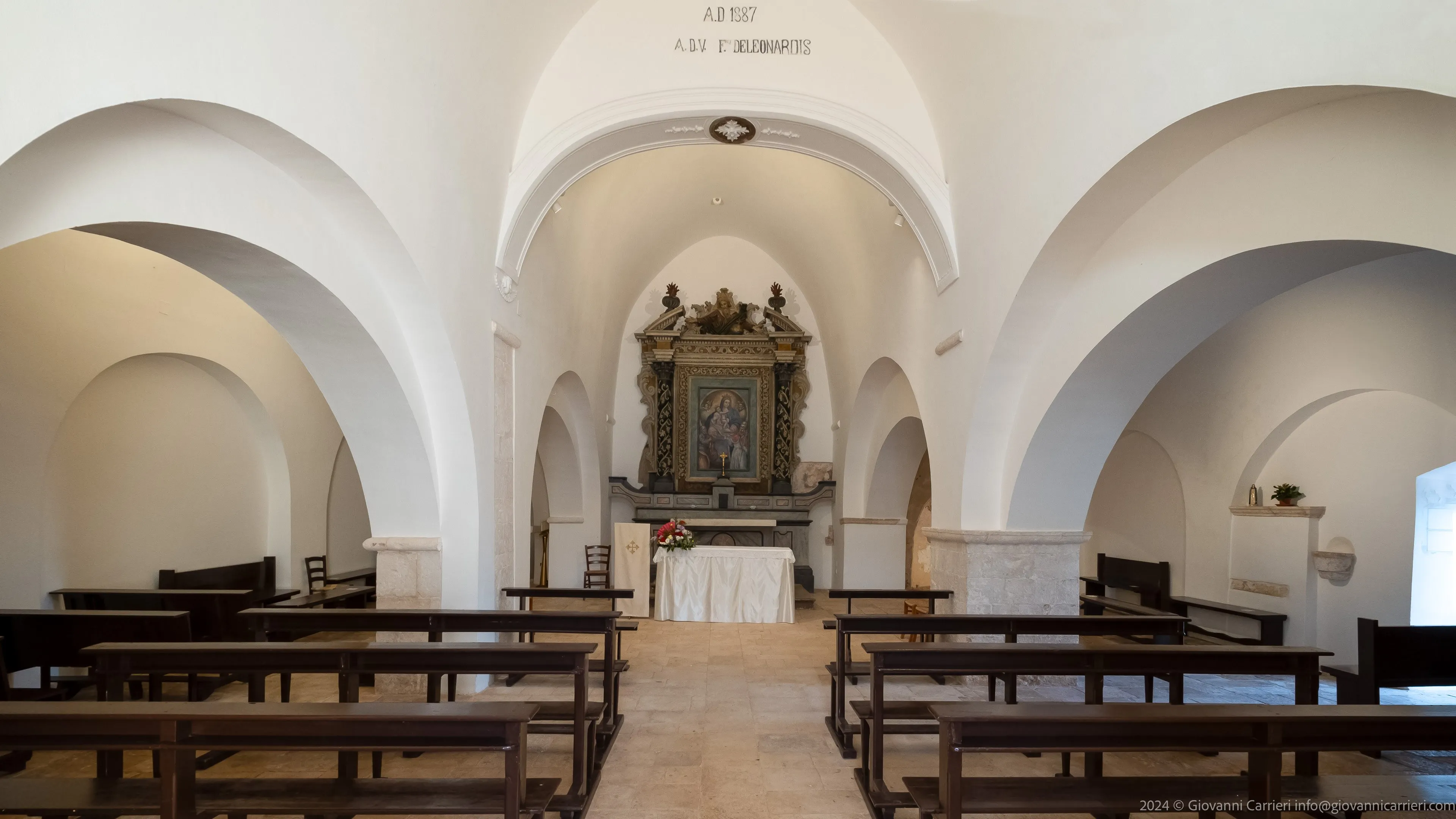 Interno della chiesa di Santa Maria del Barsento