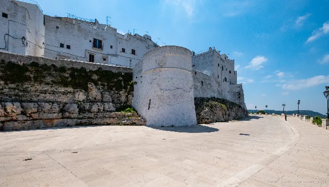 Viale Oronzo Quaranta, lungo le mura difensive della città di Ostuni