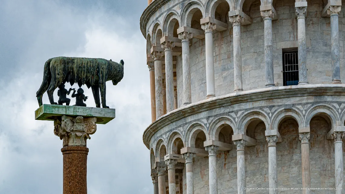 La Torre Pendente e la Lupa Capitolina, Pisa Piazza dei Miracoli