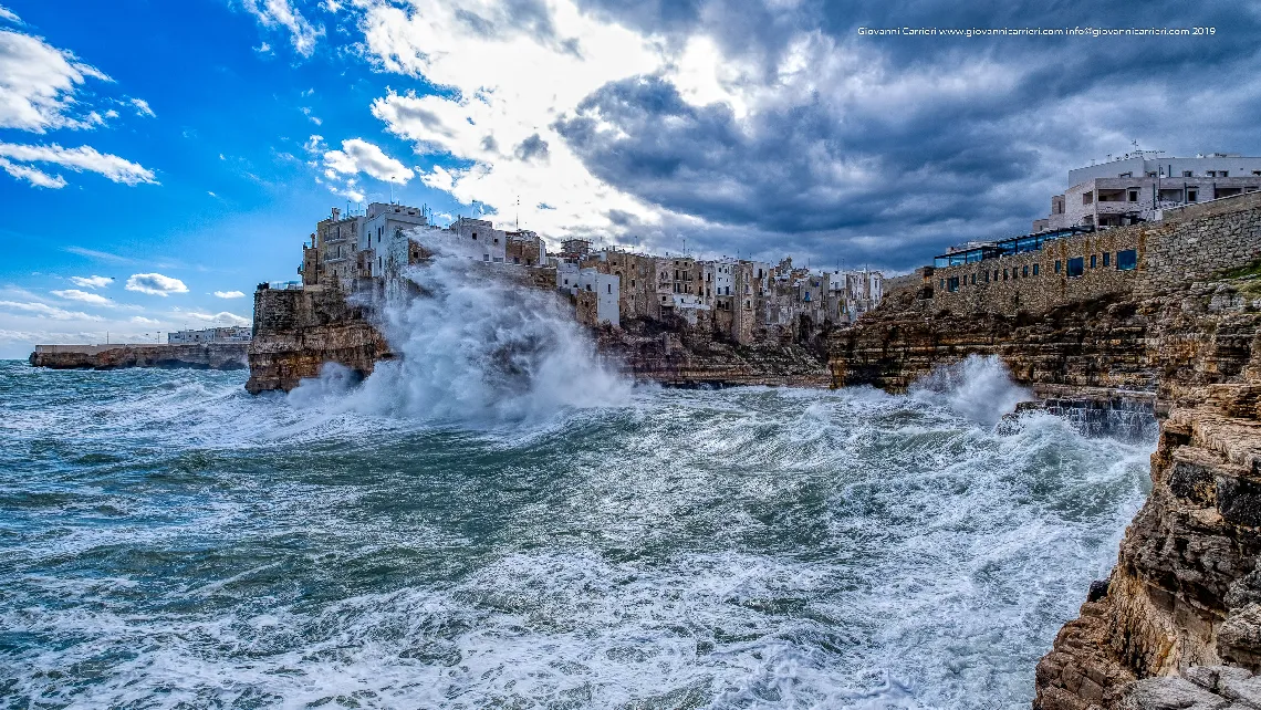 Il mare agitato su Cala Monachile