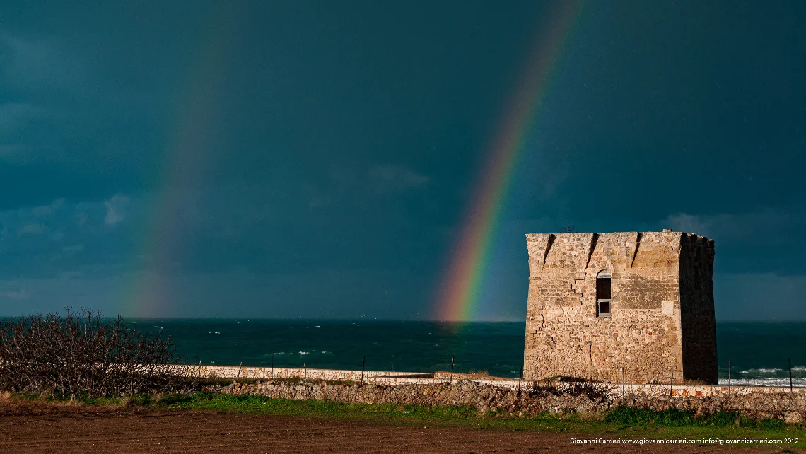 La torre d'avvistamento posta a difesa dell'Abbazia di San vito a Polignano a mare incorniciata da un doppio arcobaleno