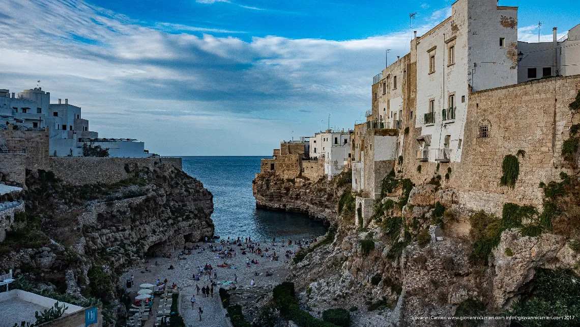 La spiaggia di lama Monachile vista dal ponte di Polignano a Mare