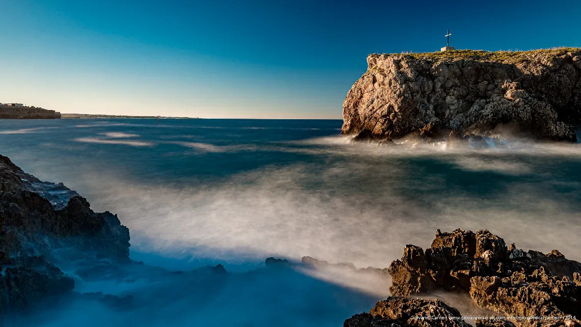 Il tramonto autunnale sullo scoglio dell'eremita a Polignano a mare