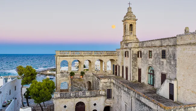 La loggia e il campanile dell'Abbazia di San Vito, Polignano a Mare