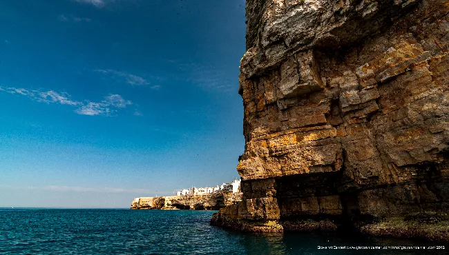Vista dal mare della cittadina di Polignano -Bastione di Santo Stefano