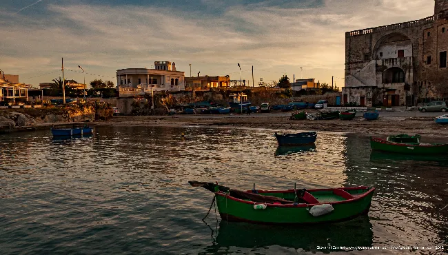 Barche di pescatori all'ombra dell'abazia