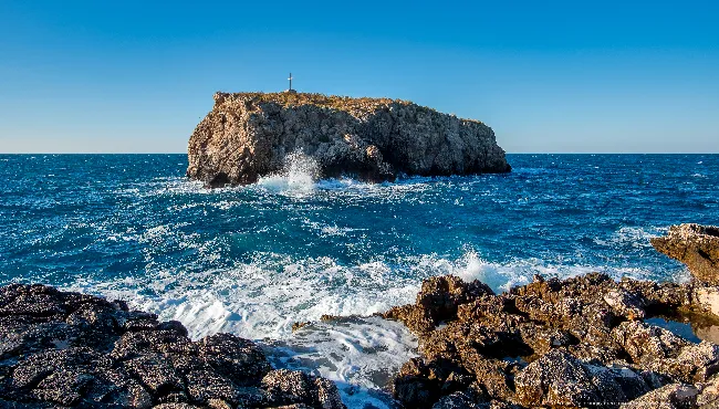 Lo Scoglio dell'Eremita durante una mareggiata, Polignano a Mare