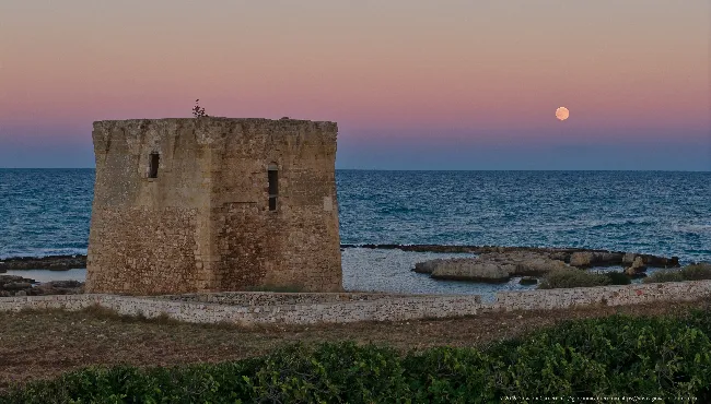 La torre di San Vito e la luna piena, Polignano a Mare