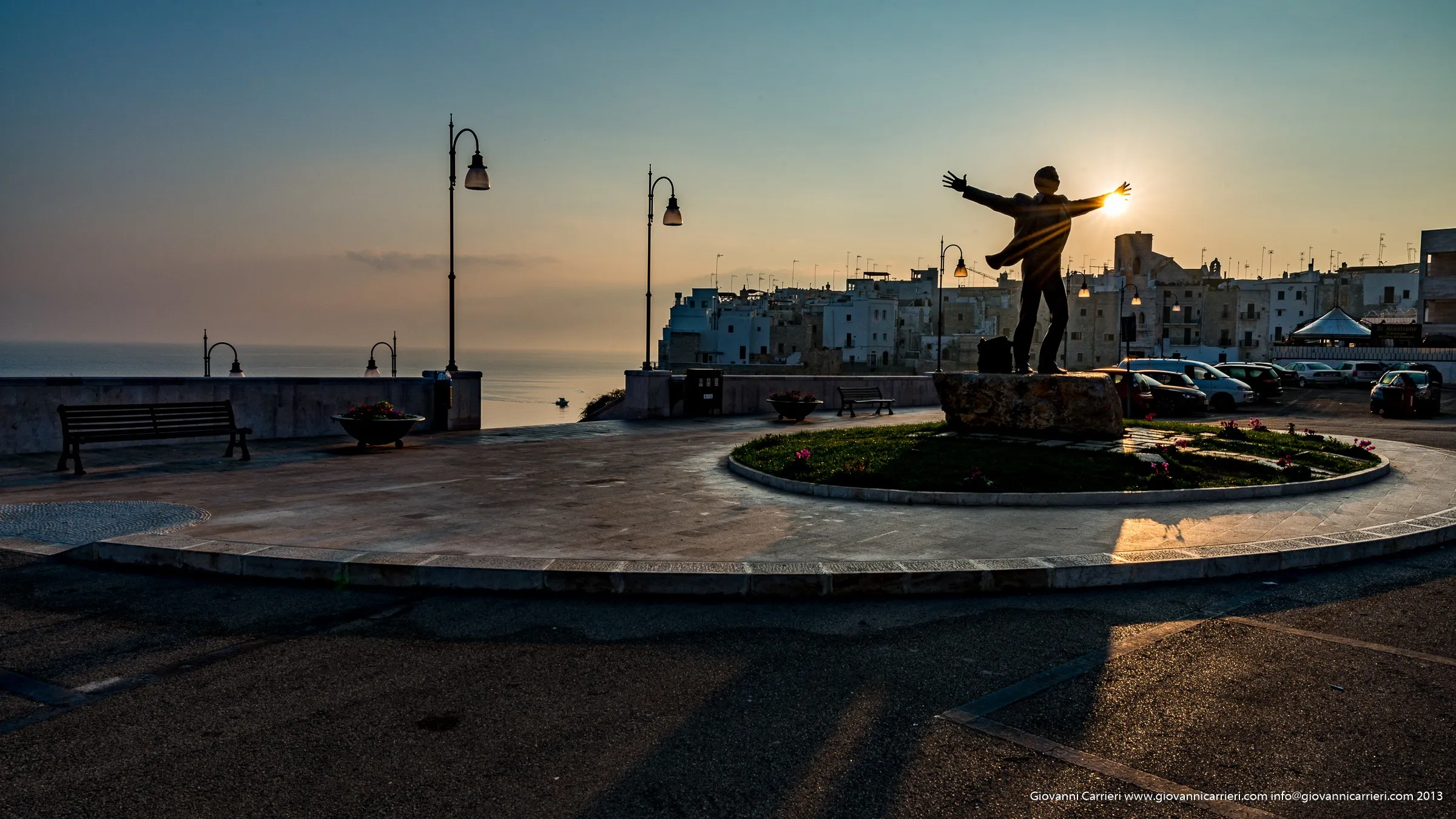 Il monumento dedicato a Domenico Modugno