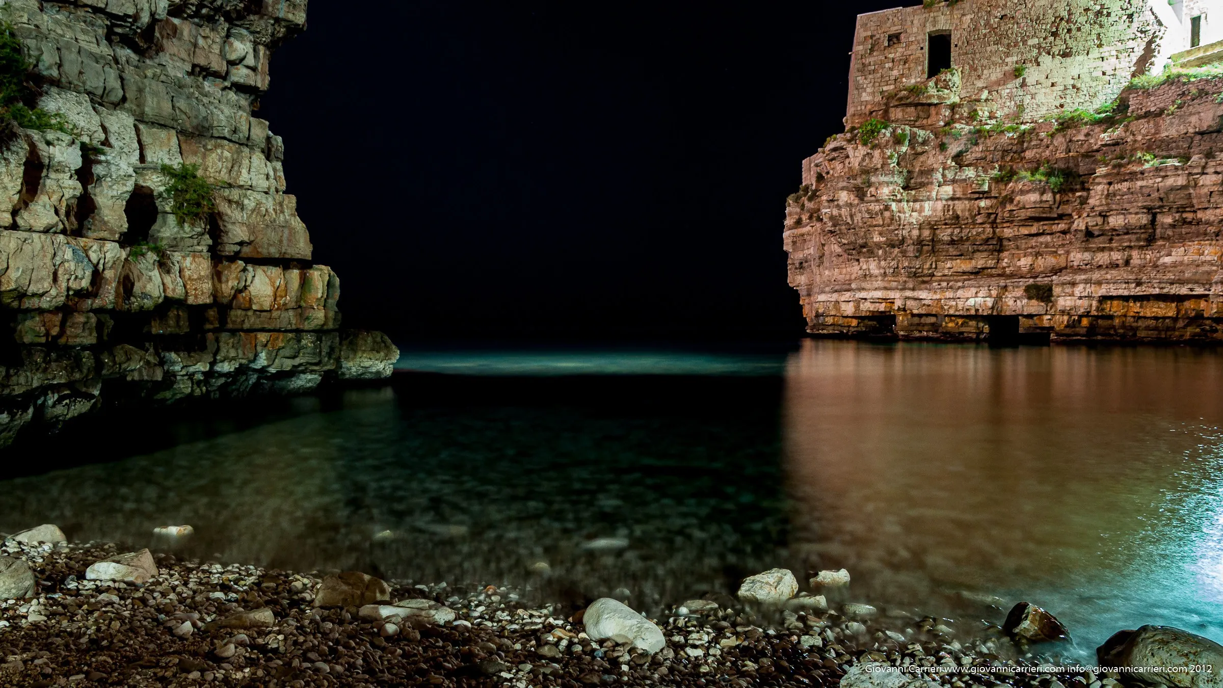 Sogno di una notte di mezza estate, la luna illumina Polignano a mare