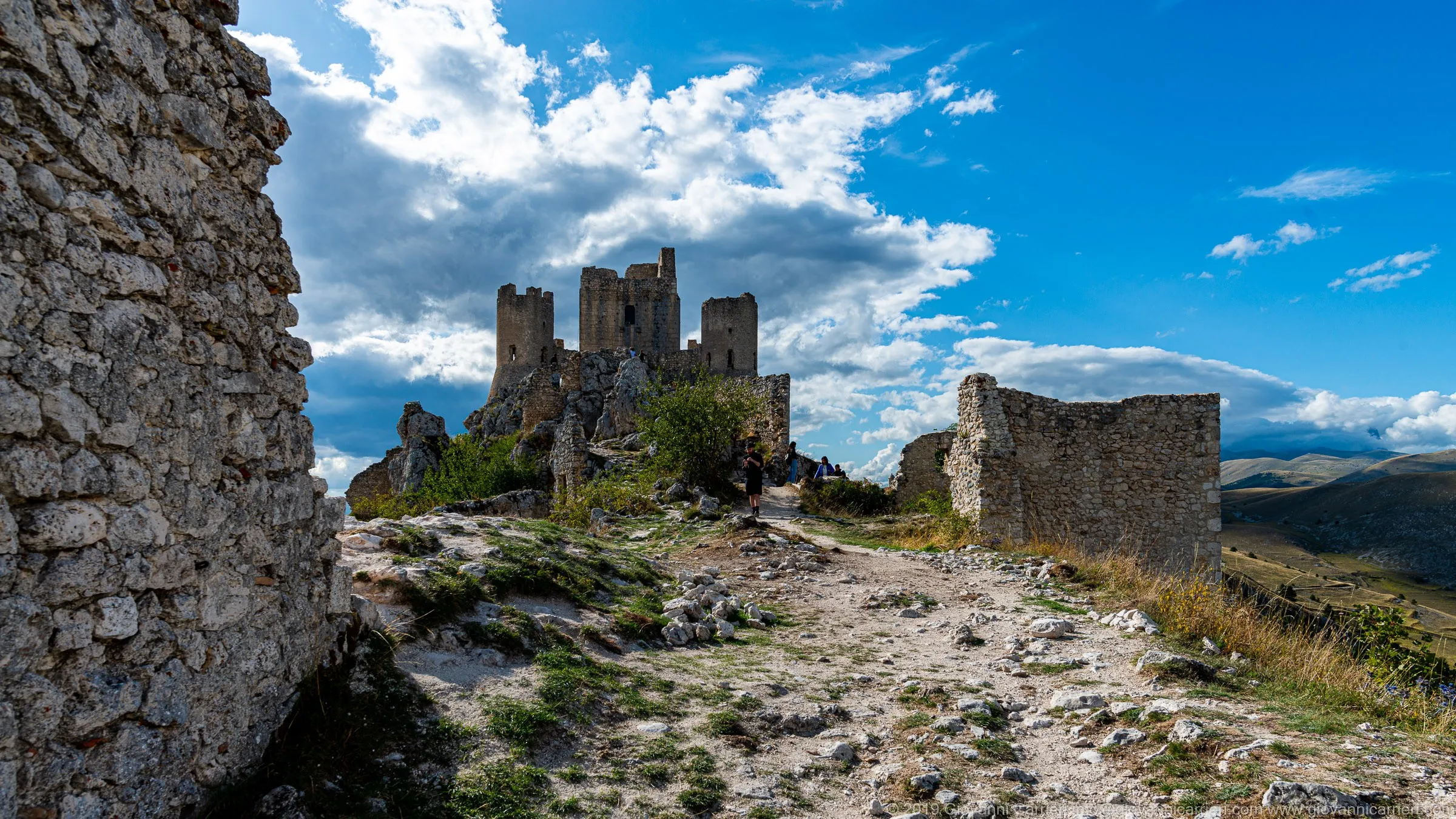 Veduta dal basso di Rocca Calascio