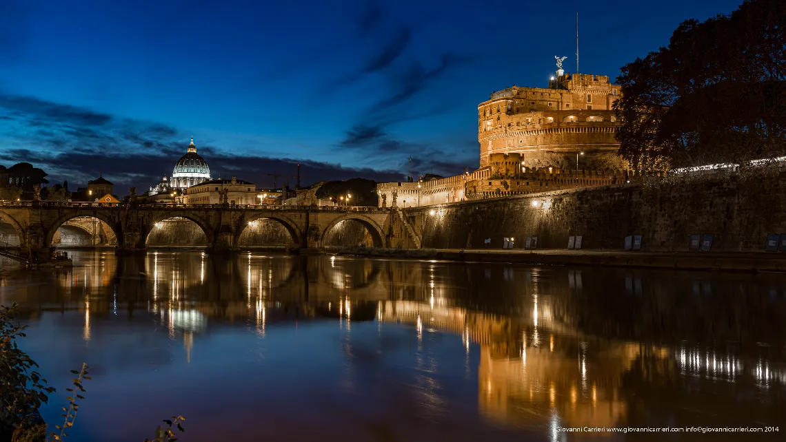 Una panoramica di Roma vista dal fiume Tevere. Castel Sant'Angelo ed il Cupolone