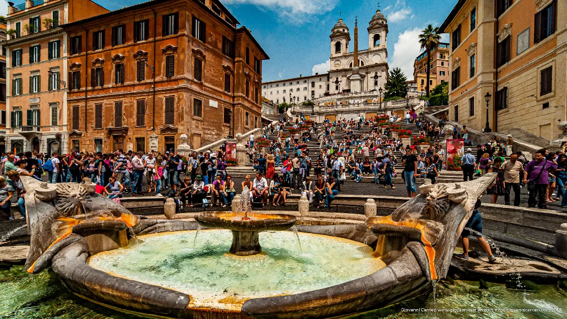 Piazza di Spagna, primo piano sulla Barcaccia e vista sulla scalinata di Trinità dei Monti