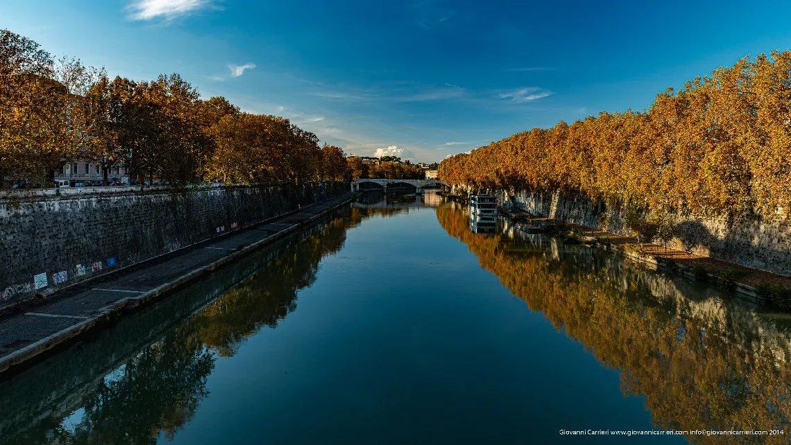 Il fiume Tevere al tramonto