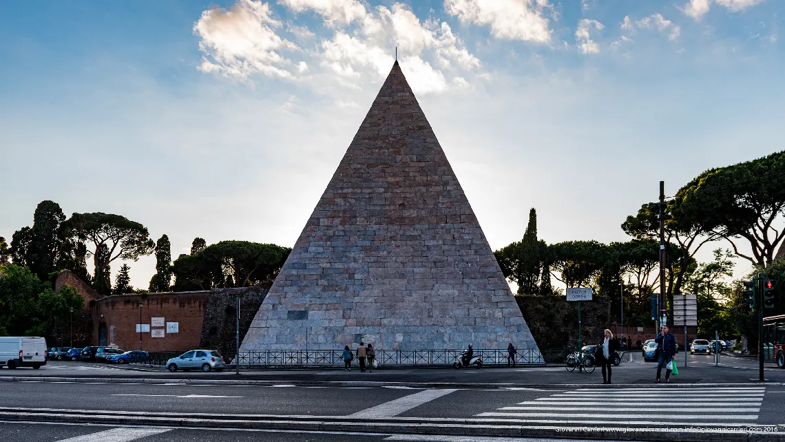 La piramide Cestia, Roma