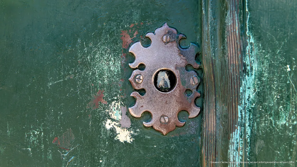 Il cupolone di San Pietro visto dal buco di una serratura. Presso il Giardino degli Aranci di Roma