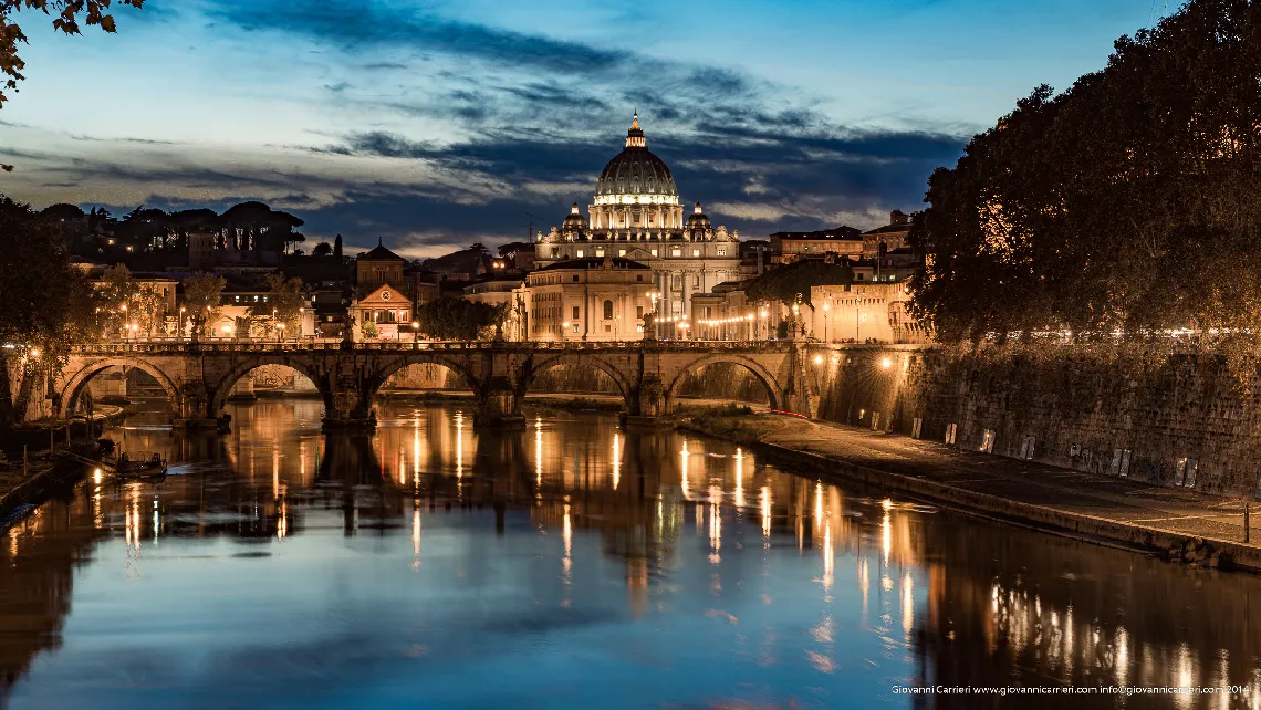 Il tramonto sul Tevere abbraccia la cupola di San Pietro - Roma