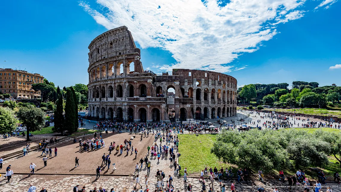 Turisti ed il Colosseo