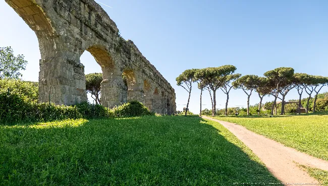 Acquedotto Claudio e filare di pini, Parco degli Acquedotti