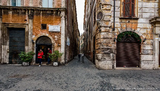A glimpse of the splendid Via dei Coronari