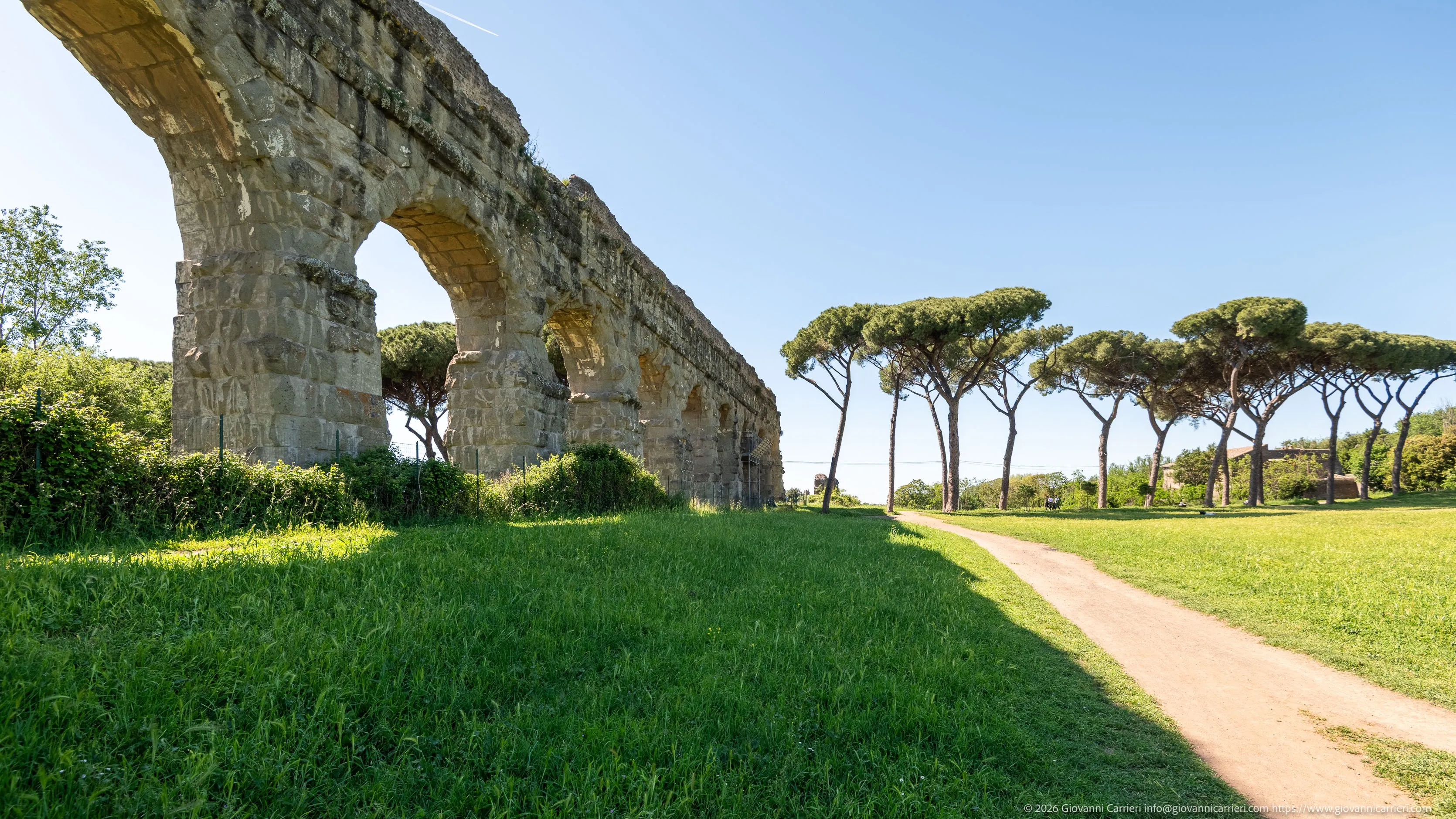 Acquedotto Claudio e filare di pini, Parco degli Acquedotti
