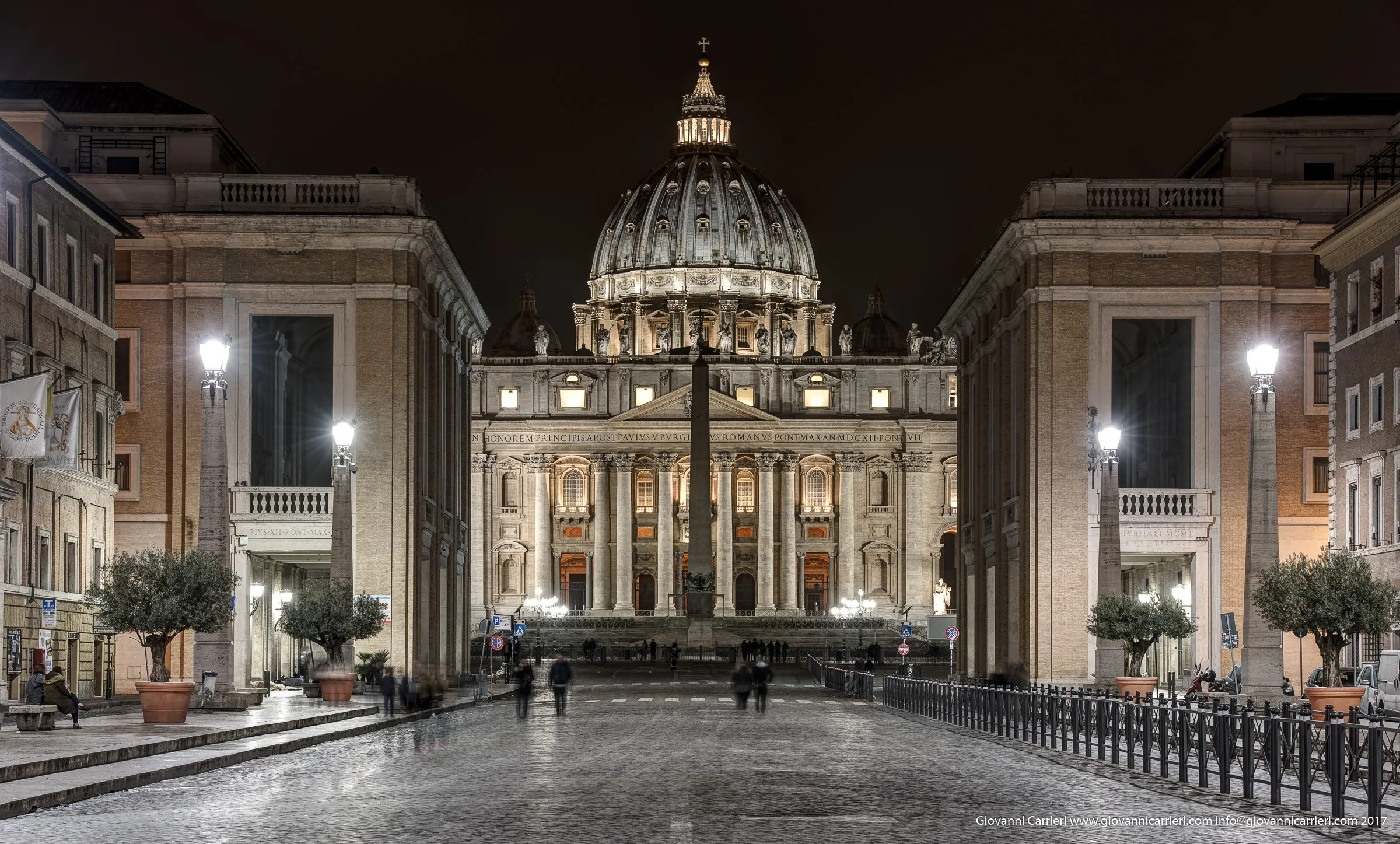 Vista di Via della Conciliazione e del Cupolone di Michelangelo di notte