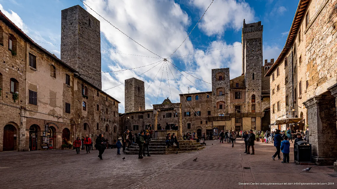 La piazza della Cisterna, nel centro storico di San Gimignano.