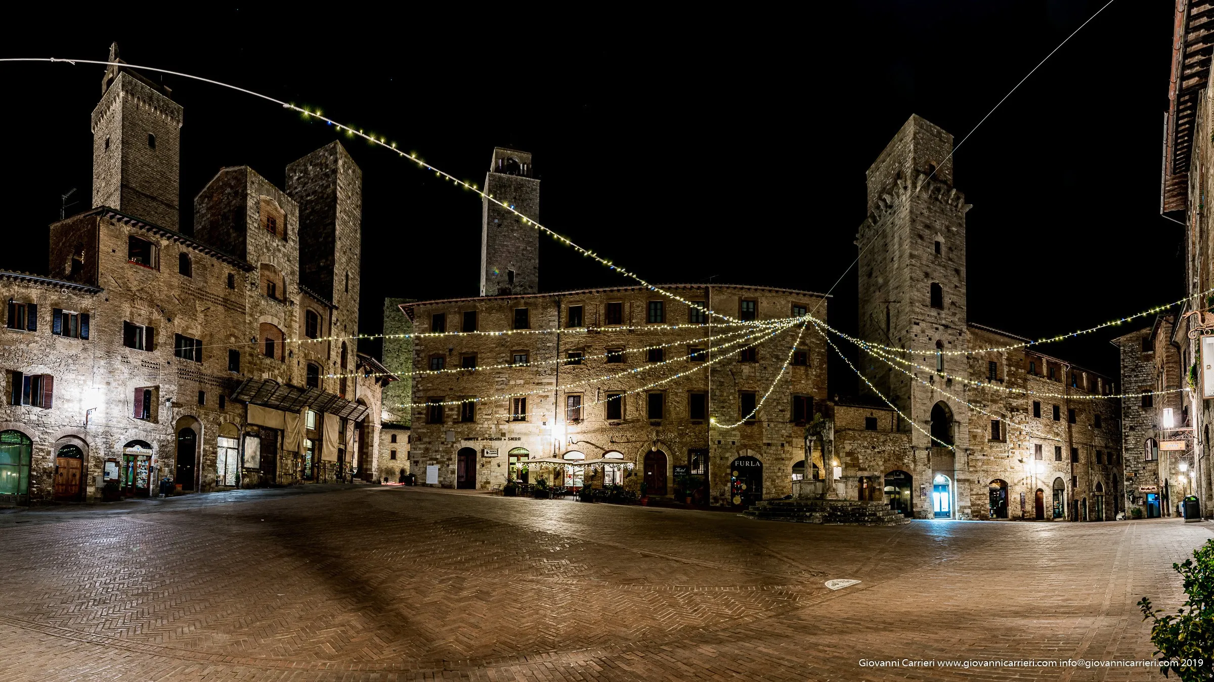 Il centro cittadino di San Gimignano, piazza della Cisterna