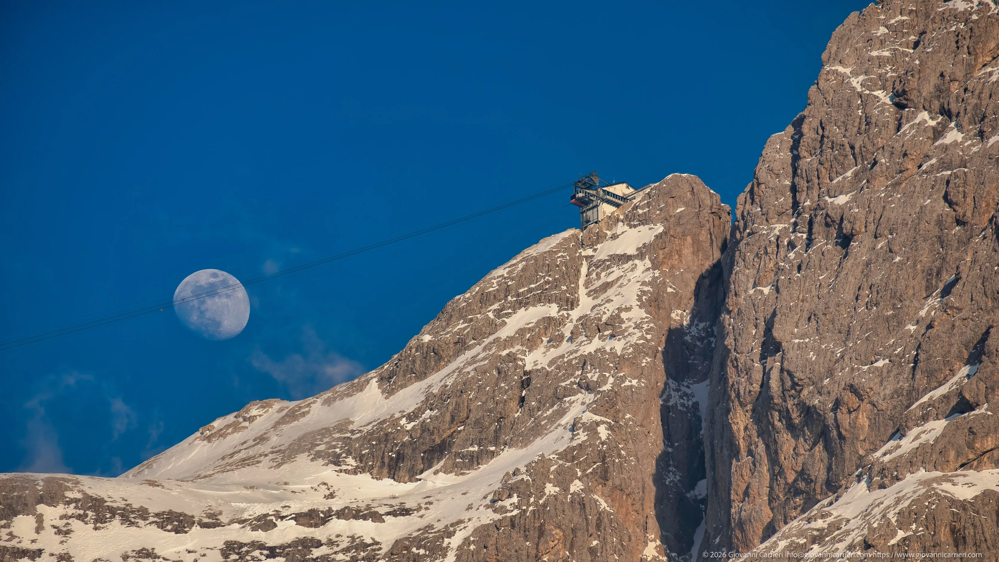 The Rosetta cable car station and the moon