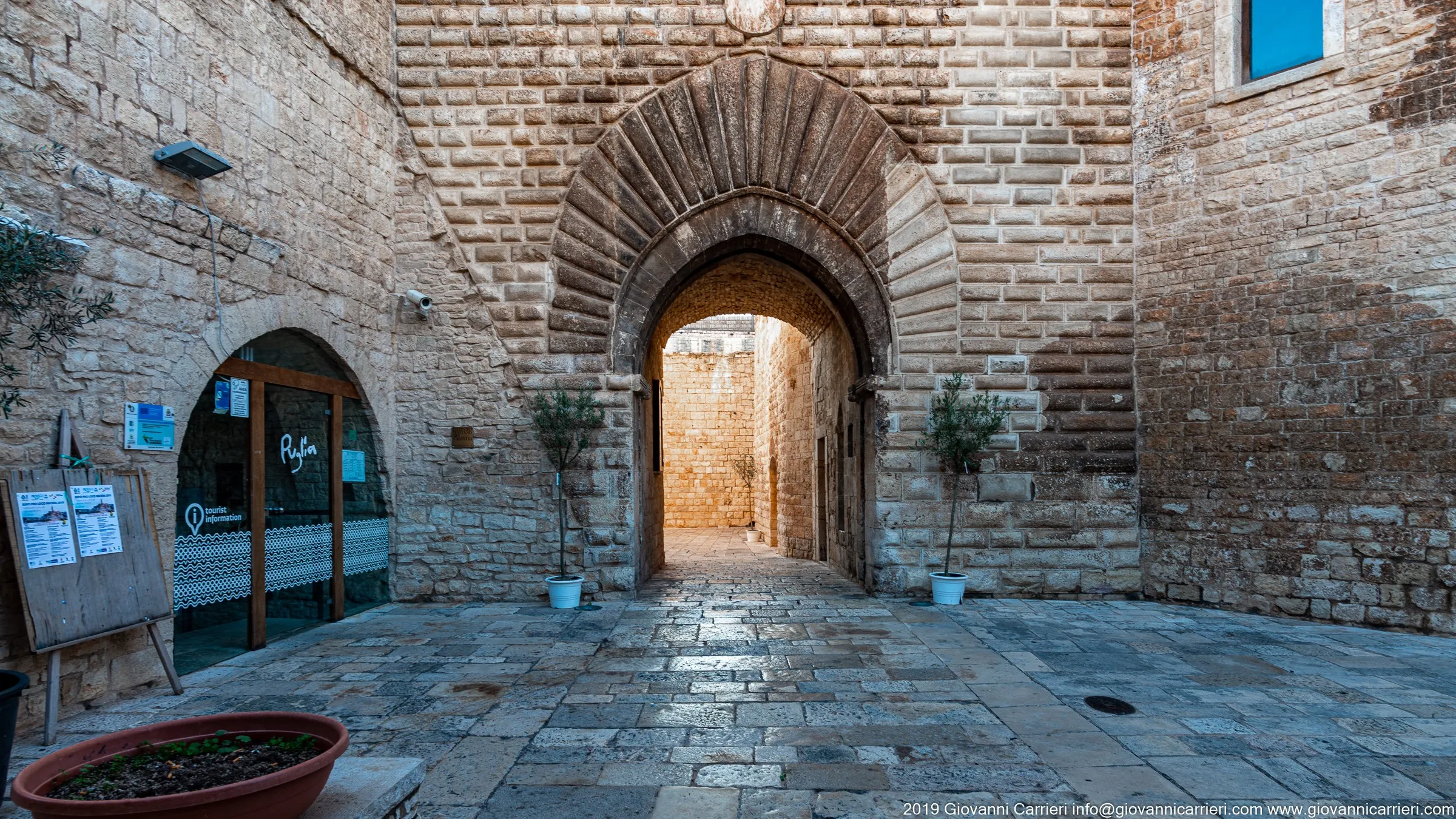 Il portale d'ingresso all'atrio