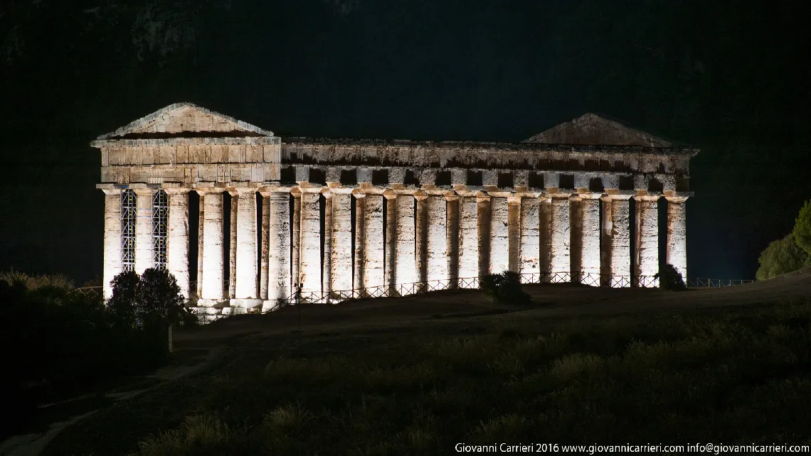 Vista notturna del tempio di Segesta, chiamato il Tempio Grande