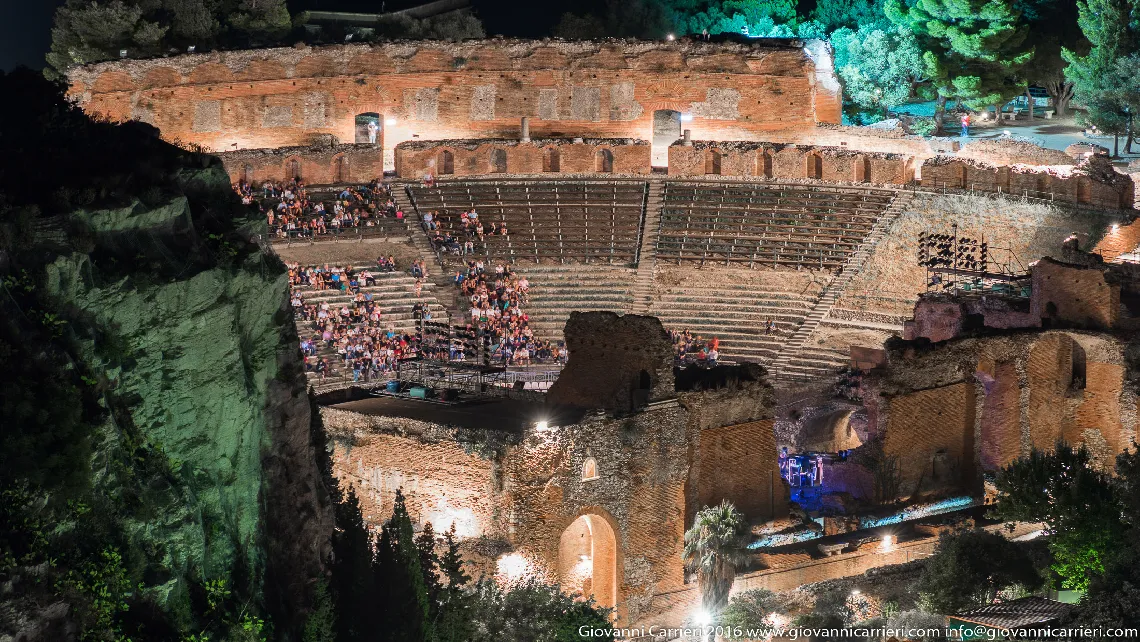 Il teatro greco di Taormina visto in notturna