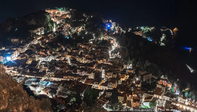 Vista panoramica di Taormina in notturna
