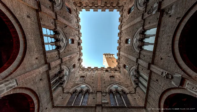 Il cortile del Podestà e la Torre del Mangia visti dall'interno del Palazzo Comunale, Siena