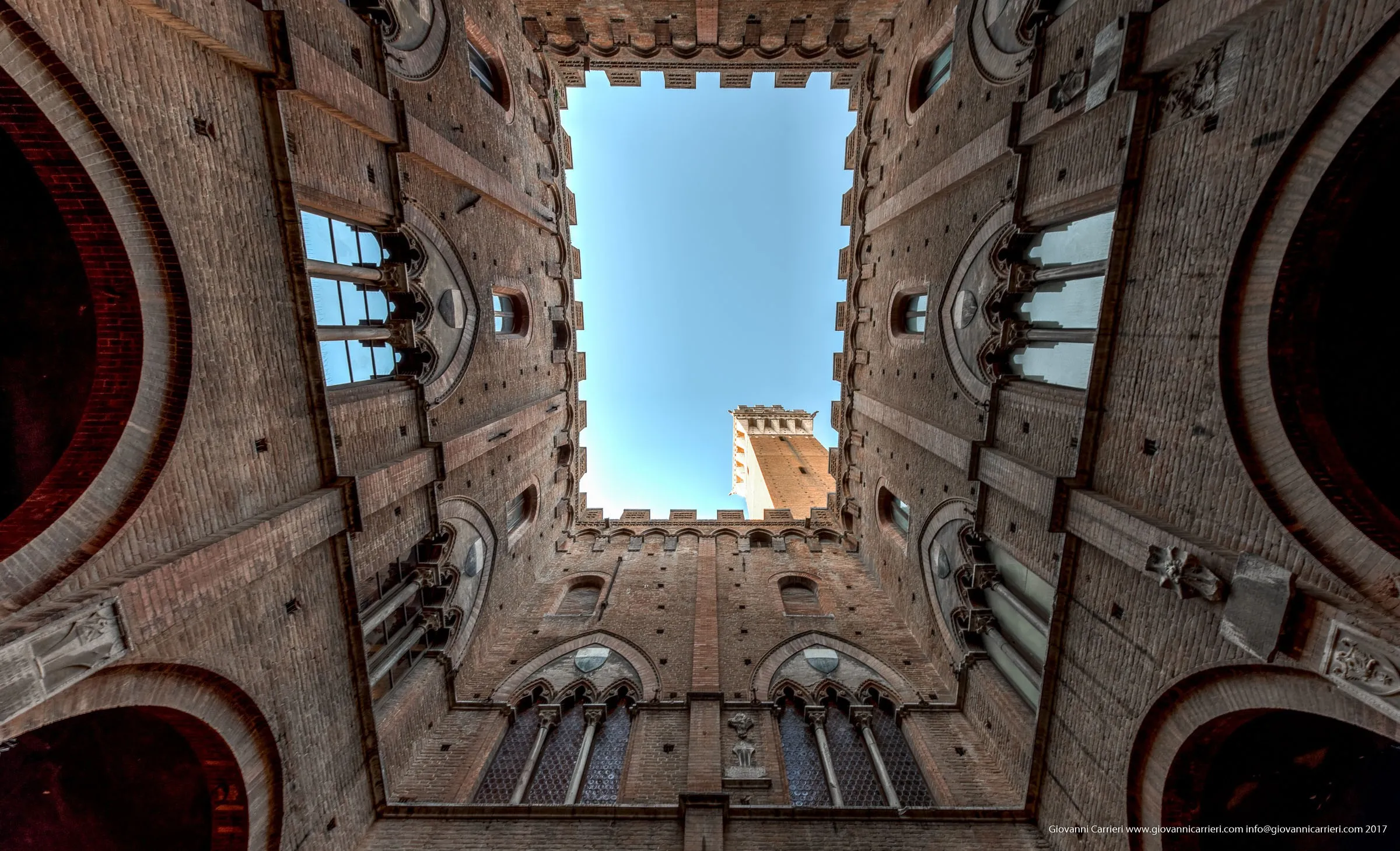 Il cortile del Podestà e la Torre del Mangia visti dall'interno del Palazzo Comunale, Siena