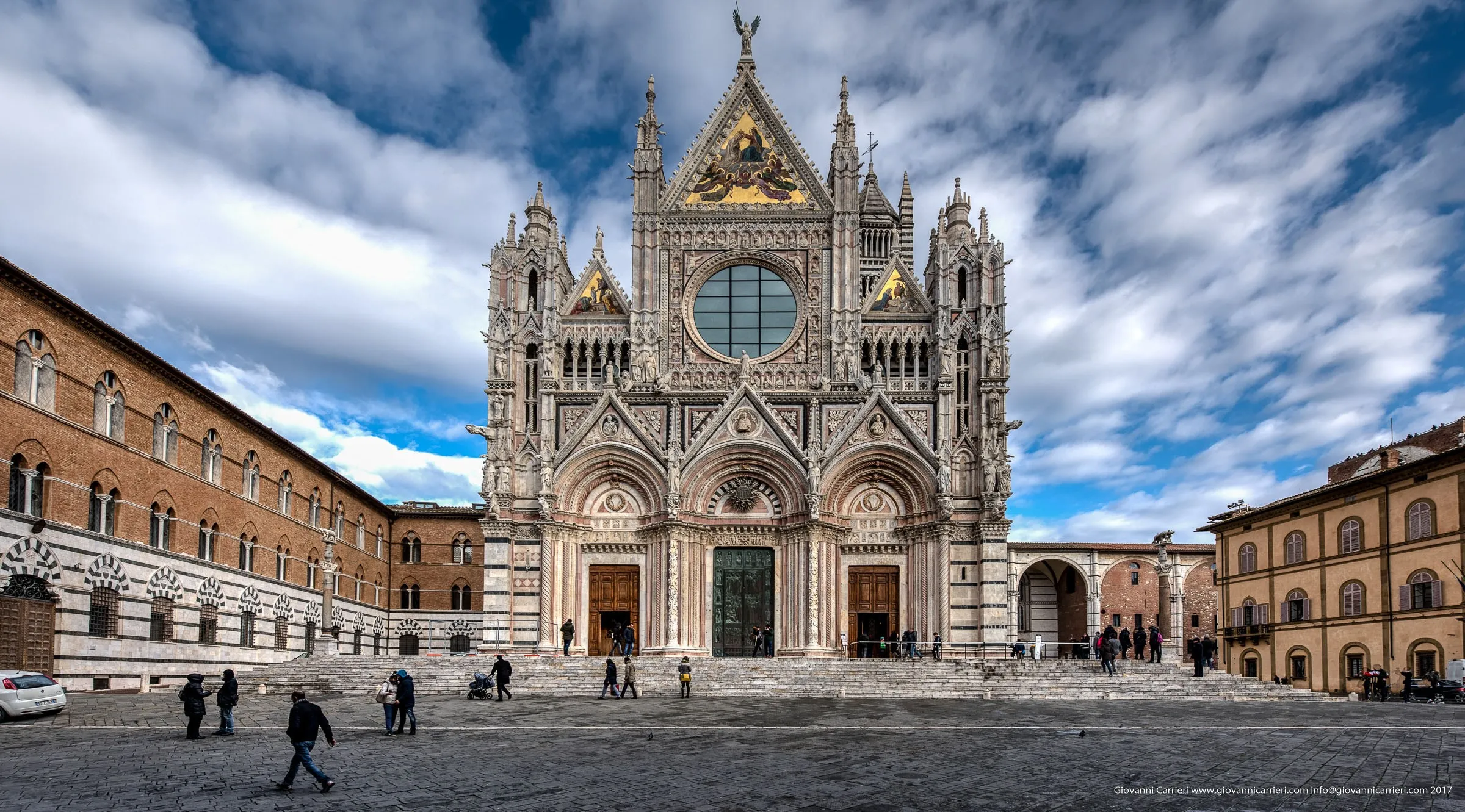 La facciata del Duomo di Siena
