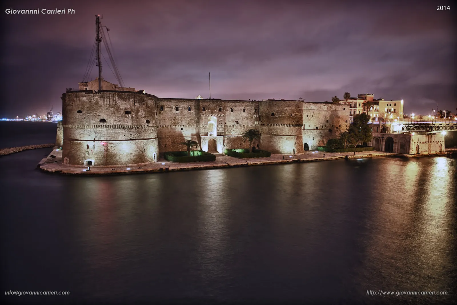 Vista del Castello Aragonese, notturno