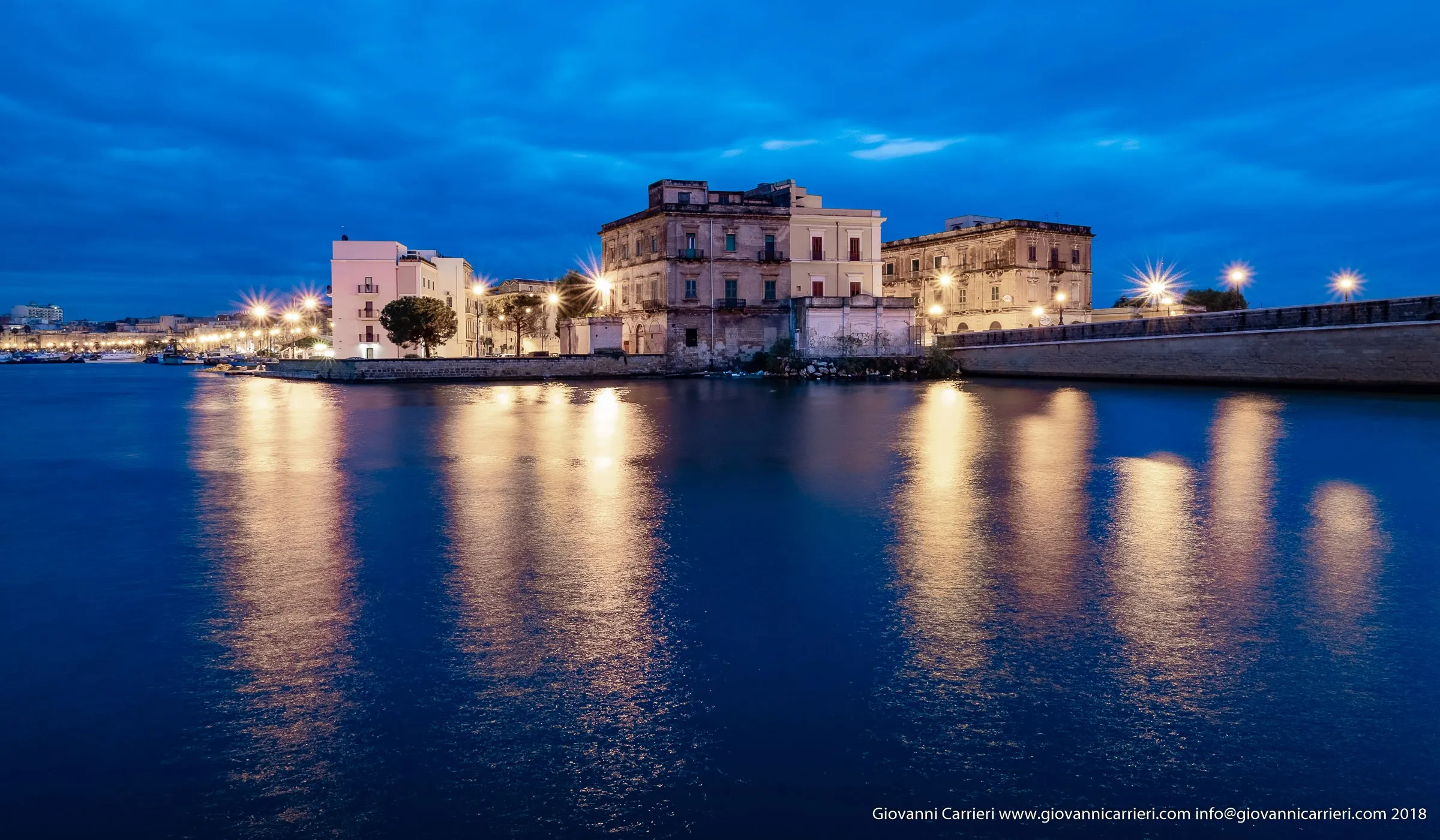 Vista notturna del borgo antico, Taranto