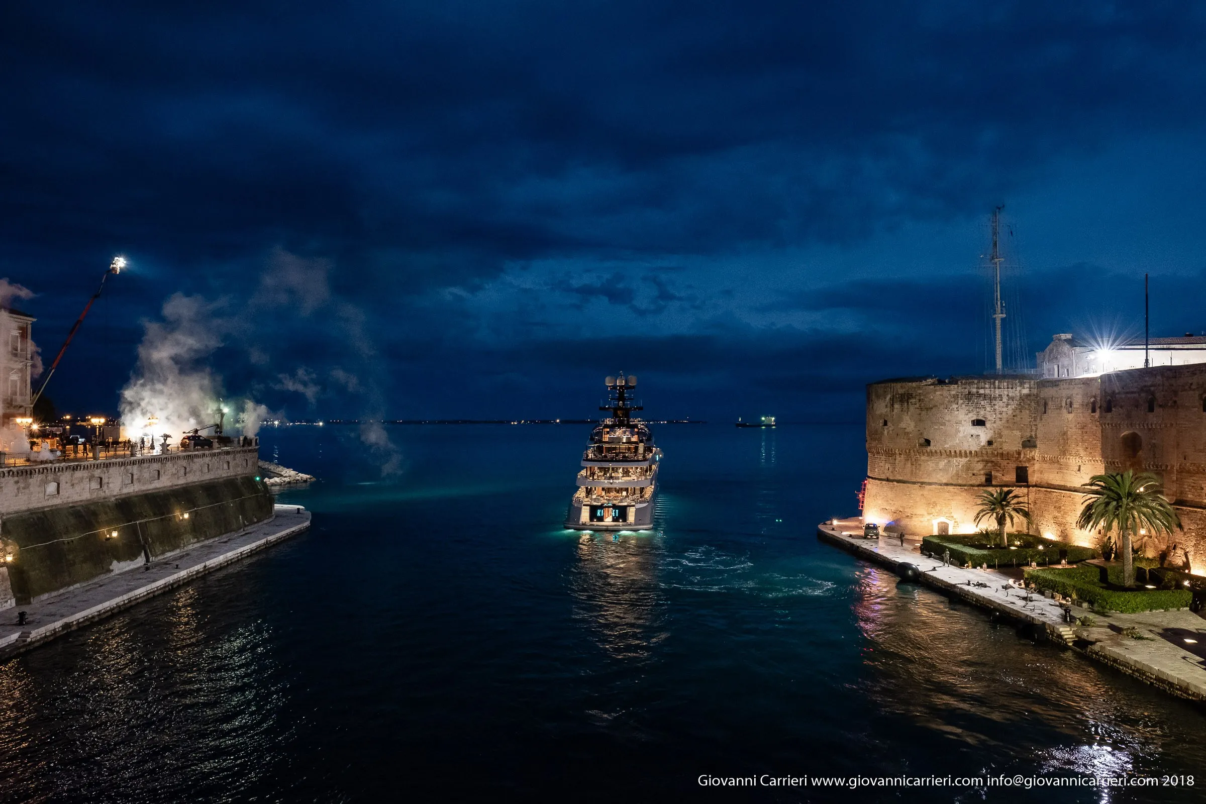 Vista dal ponte girevole durante le riprese del film Six Underground, Taranto