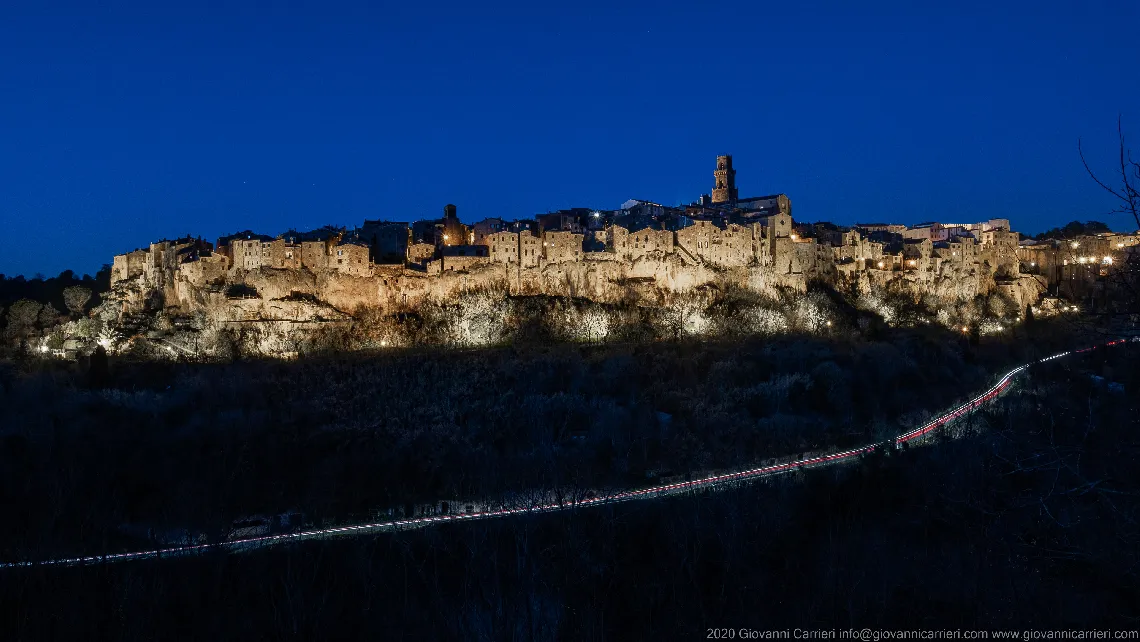 Vista notturna di Pitigliano